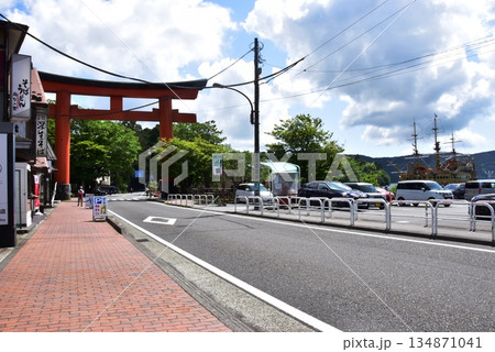 箱根町 芦ノ湖畔の国道1号線沿い街並みと箱根神社第一鳥居 箱根町 芦ノ湖畔の国道1号線沿い街並みと箱根神社第一鳥居 134871041