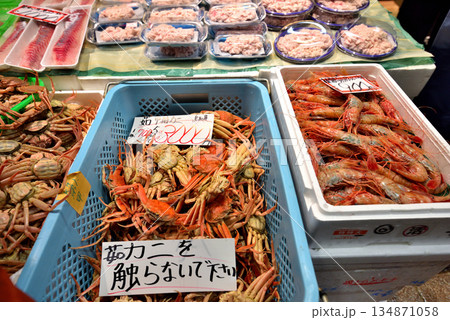 《石川県》金沢市　近江町市場で売られる香箱ガニ 134871058