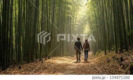 竹林の小道を歩くカップルの後ろ姿 134871100