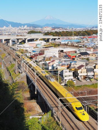静岡県　富士山を背景に疾走するドクターイエロー　12月 134871135