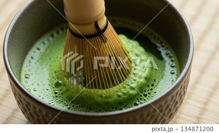 抹茶を点てる茶筅のクローズアップ 134871200