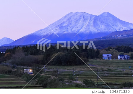 紅葉の妙高はねうまラインと初冠雪した黒姫山 紅葉の妙高はねうまラインと初冠雪した黒姫山 134871320