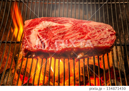 ワイルドに焼くステーキ　Grill a steak over an outdoor 134871430