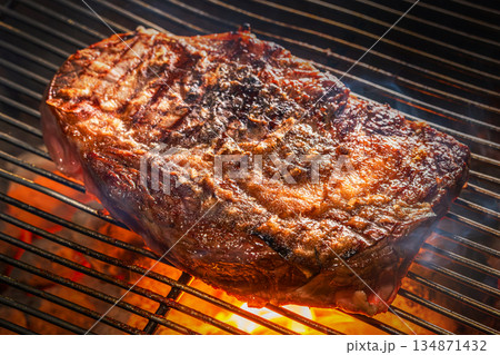 ワイルドに焼くステーキ Grill a steak over an outdoor ワイルドに焼くステーキ Grill a steak over an outdoor 134871432