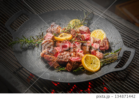 ワイルドに焼くステーキ　Grill a steak over an outdoor 134871442