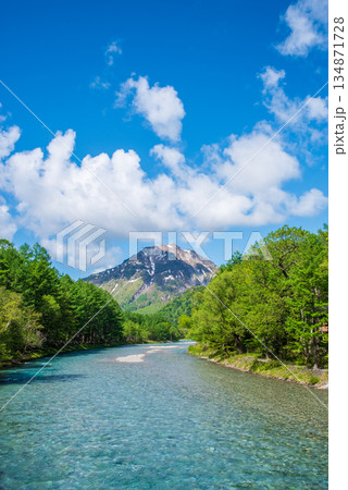 さわやか上高地『河童橋から望む焼岳と清流梓川』《長野県 松本市》 134871728