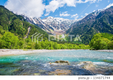 さわやか上高地『清流梓川の流れと穂高連峰 』《長野県 松本市》 134871744