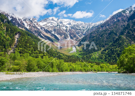 さわやか上高地『清流梓川の流れと穂高連峰 』《長野県 松本市》 134871746