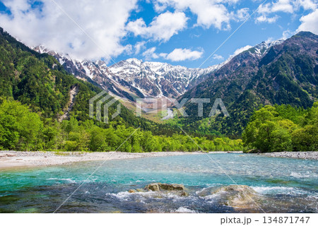 さわやか上高地『清流梓川の流れと穂高連峰 』《長野県 松本市》 134871747