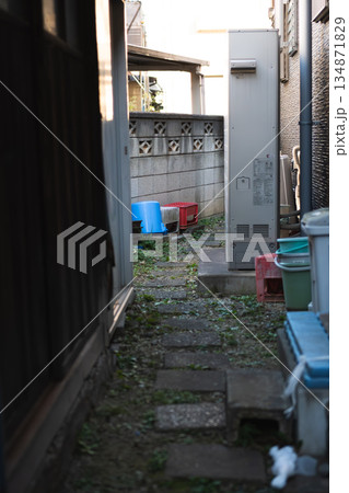 日本の住宅街の路地 134871829