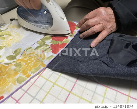 アイロンがけ アイロンがけ 134871874