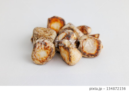 手術で摘出された多数の胆石、白背景 134872156