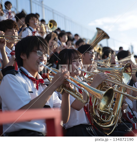 スタンドで演奏する学生の吹奏楽部 スタンドで演奏する学生の吹奏楽部 134872190
