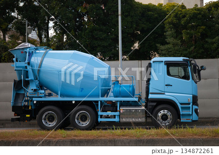 アジテータトラック（コンクリートミキサー車） 134872261