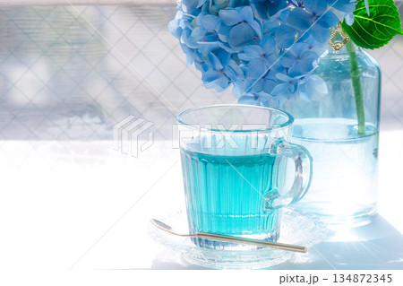 青い紫陽花とハーブティー 134872345