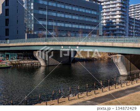 旧中川に架かる「亀小橋」の橋名表示 旧中川に架かる「亀小橋」の橋名表示 134872429