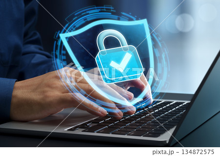 データ保護とサイバーセキュリティ。安全なVPNアクセスとゼロトラスト情報セキュリティ。ノートパソコン 134872575
