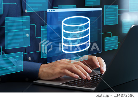 データベース開発と設計。データモデリングとクラス図。データウェアハウスを最適化するためにノートパソコ 134872586