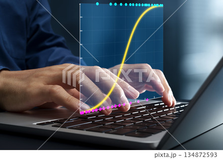 ロジスティック回帰分析とチャート。過去のビジネスデータを使ってトレンドを予測すること。ノートパソコン 134872593