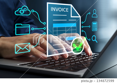 電子インボイスシステム。電子インボイスの自動管理および税務コンプライアンス対応。ノートパソコンを使っ 134872599