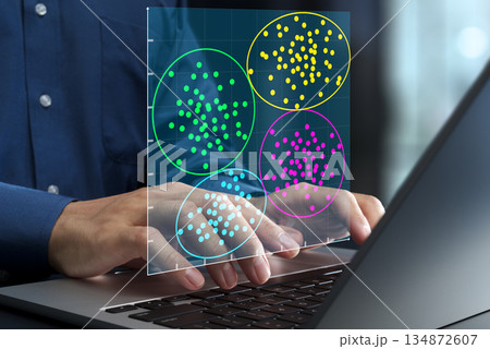 データクラスタリング図とクラスター分析。機械学習とデータセグメンテーション。ビッグデータを分析するた 134872607