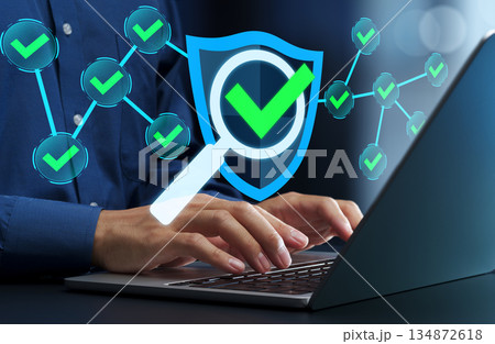 ネットワークセキュリティ監視システム。異常検知とセキュリティ監視。脅威検知システムを備えたノートパソ ネットワークセキュリティ監視システム。異常検知とセキュリティ監視。脅威検知システムを備えたノートパソ 134872618