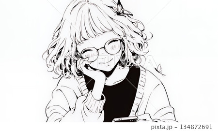 楽しそうにスマホ画面を眺めている若い女性（シンプルな色使い）