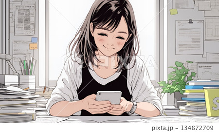 楽しそうにスマホ画面を眺めている若い女性