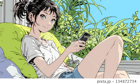 楽しそうにスマホ画面を眺めている若い女性