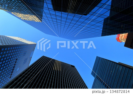 青空と高層ビル（東京千代田区丸の内） 134872814