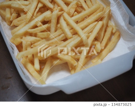 揚げたて感が伝わる山盛りフライドポテト 134873025