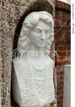 Close-up of an statue on a tombstone 134873290