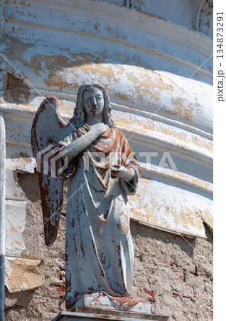 A statue guarding a mausoleum 134873291