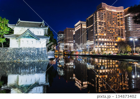 東京　ライトアップされた皇居巽櫓と丸の内 134873402