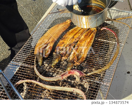 天然ウナギのかば焼き実演販売 134873574