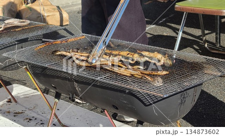 天然ウナギのかば焼き実演販売 134873602