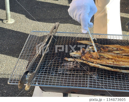 天然ウナギのかば焼き実演販売 134873605