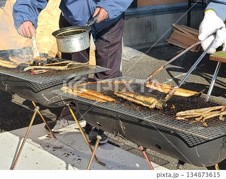天然ウナギのかば焼き実演販売 134873615