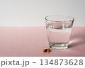 水のグラスとカプセル1粒（余白） 134873628