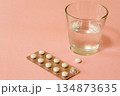 水と錠剤シート（服薬イメージ） 134873635