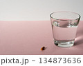 水のグラスとカプセル1粒（余白） 134873636