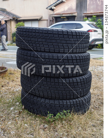 冬の備え！庭先に積まれたスタッドレス 134873744