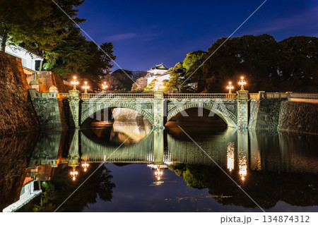 皇居 二重橋(正門石橋) 2025/26年末年始ライトアップ 皇居 二重橋(正門石橋) 2025/26年末年始ライトアップ 134874312