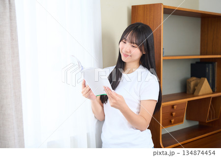 本を読む若い女性 134874454
