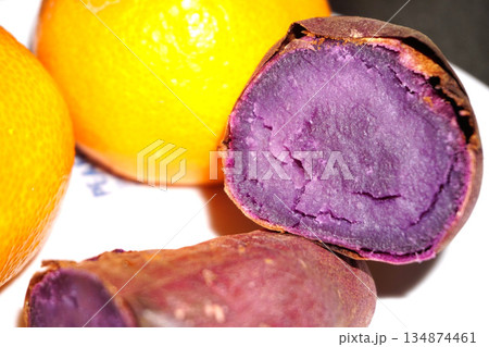 紫色の焼き芋 134874461