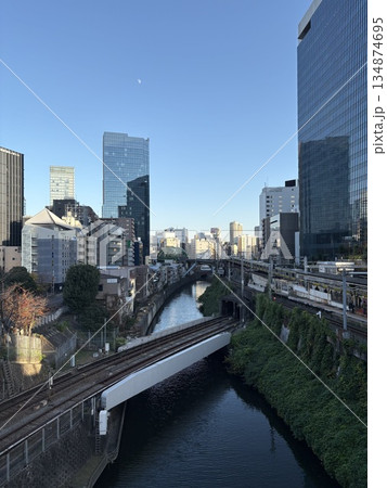 電車が走る都内の風景 134874695