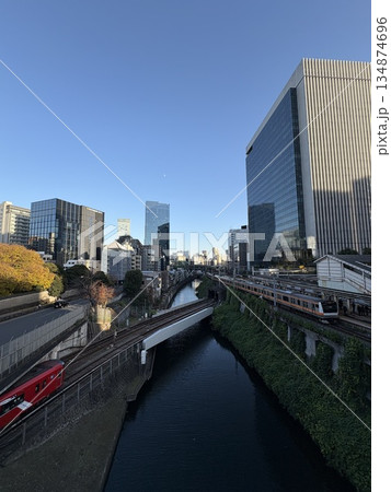 電車が走る都内の風景 134874696