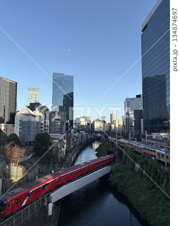 電車が走る都内の風景 電車が走る都内の風景 134874697