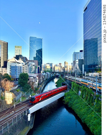 電車が走る都内の風景 電車が走る都内の風景 134874698