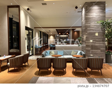リゾートホテルのロビー 134874707